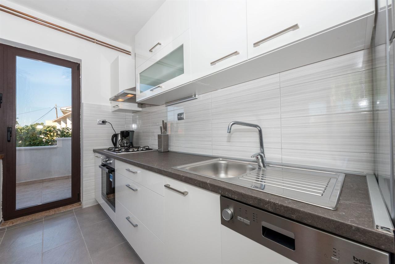 Apartments Snjezana Тисно Екстер'єр фото