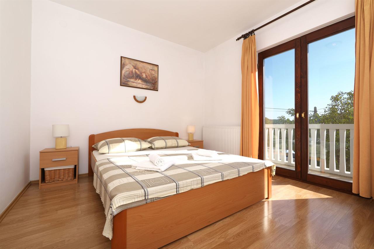 Apartments Snjezana Тисно Екстер'єр фото