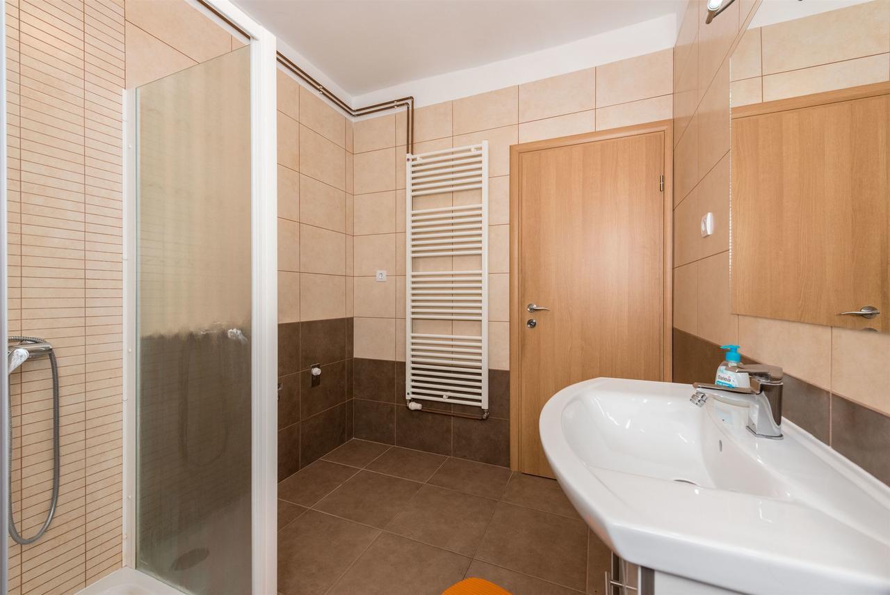 Apartments Snjezana Тисно Екстер'єр фото